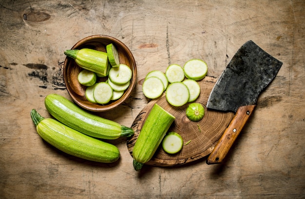 Courgettes tranchées et une vieille hachette.