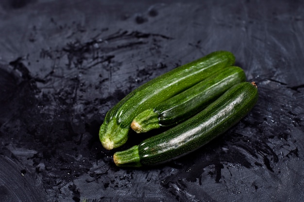 Courgettes vertes biologiques.