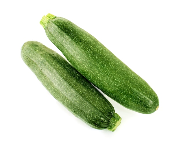 Courgettes vertes fraîches isolated on white