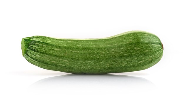 Courgettes vertes fraîches isolé sur fond blanc