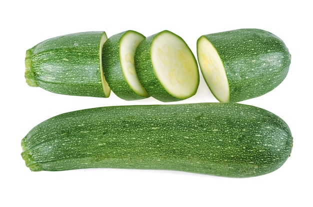 Courgettes vertes fraîches isolées sur fond blanc