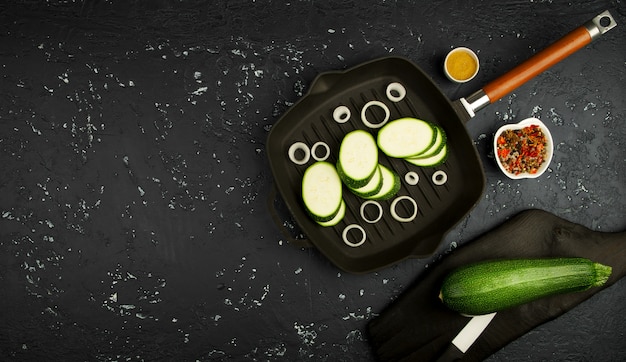 Courgettes vertes fraîches sur une table sombre. La vue du haut. Espace de copie.