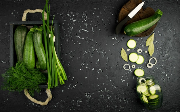 Courgettes vertes fraîches sur une table sombre