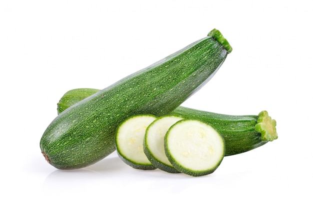 Courgettes vertes fraîches avec tranche sur blanc