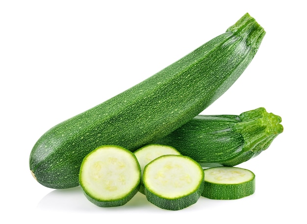 Courgettes vertes fraîches avec tranche isolé sur fond blanc. Pleine profondeur de champ