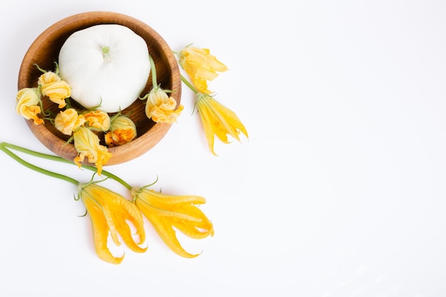 Courgettes vertes fraîches avec tranche isolé sur fond blanc