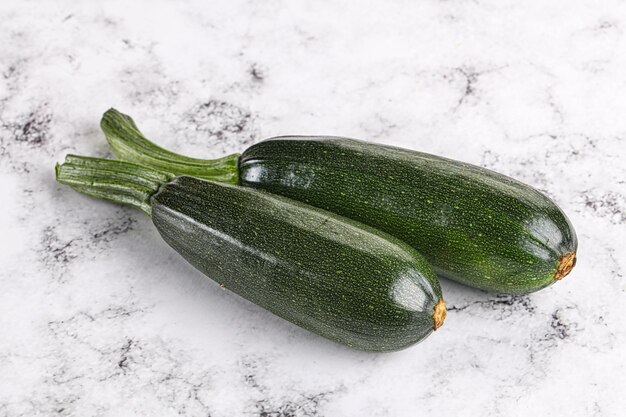 Des courgettes vertes jeunes et crues tranchées pour la cuisson