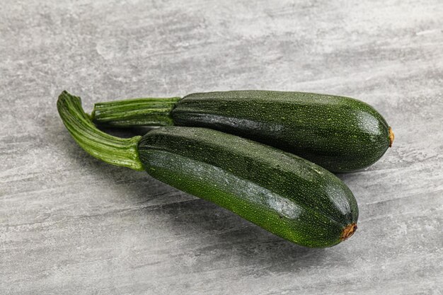 Des courgettes vertes jeunes et crues en tranches.