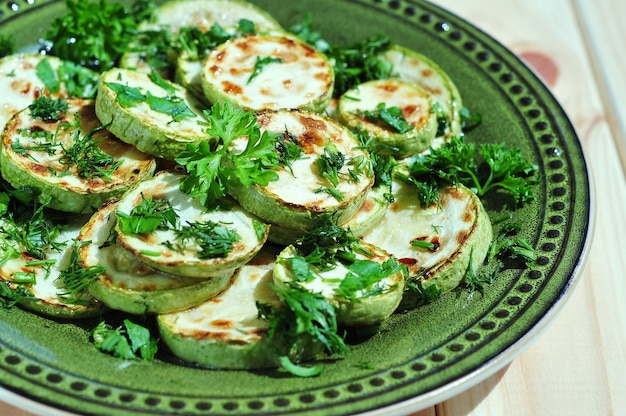 Courgettes vertes tranchées au persil et fenouil