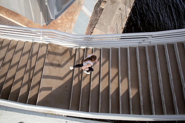 Courir sur les beaux escaliers du pont