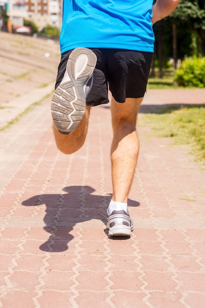 Courir dans des chaussures de sport. Vue arrière des hommes en chaussures de sport en cours d'exécution