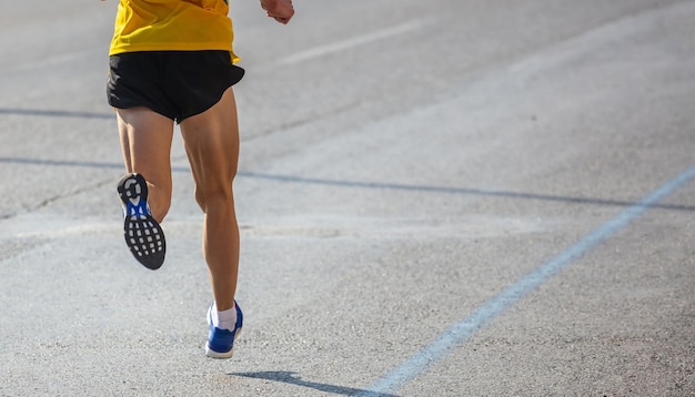 Courir dans les routes de la ville Jeune homme coureur arrière vue arrière-plan flou espace de copie