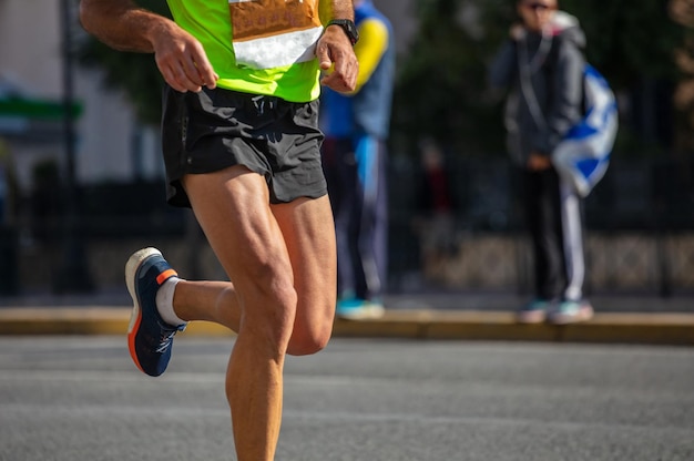 Courir dans les routes de la ville Jeune homme coureur vue de face arrière-plan flou espace de copie