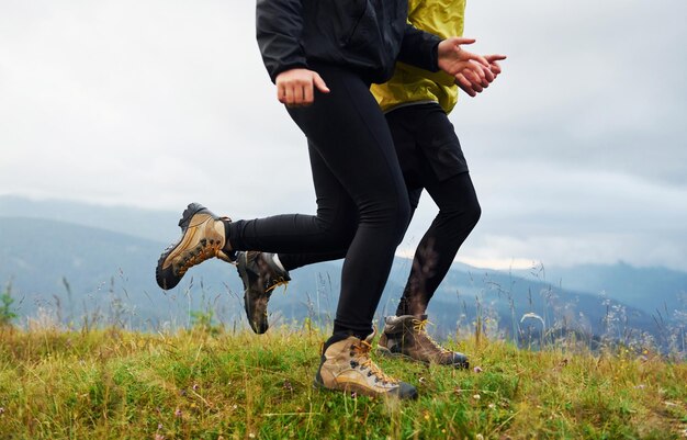 Courir ensemble Couple faisant du fitness Majestueuses montagnes des Carpates Beau paysage de nature intacte