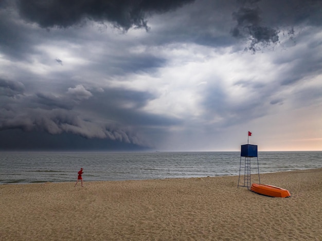 Courir sauveteur à la tour de sauveteur pendant la tempête en mer Baltique