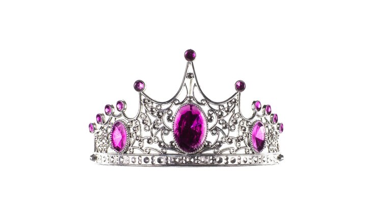 Photo une couronne d'argent élégante avec des pierres précieuses violettes étincelantes