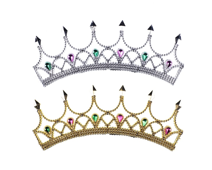 Photo couronne argentée et couronne dorée isolées sur fond blanc