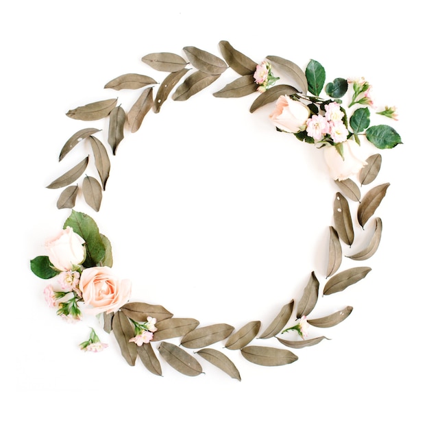 Couronne de cadre rond avec des roses et des feuilles séchées