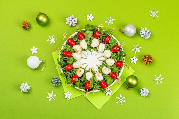 Couronne de charcuterie dans le design traditionnel de couleur du Nouvel An avec des décorations de Noël Snack moderne