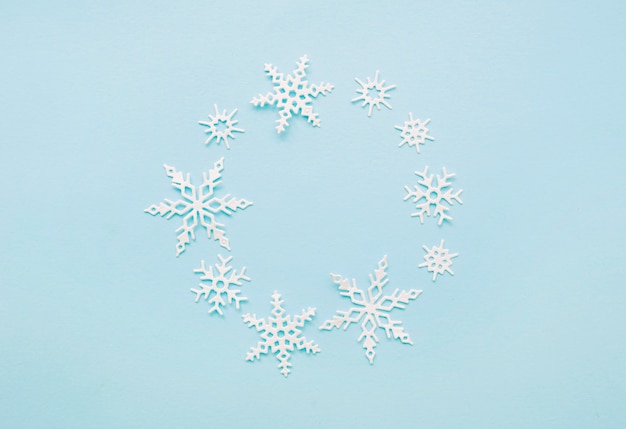 Photo couronne de composition de noël ou d'hiver. cadre de flocons blancs