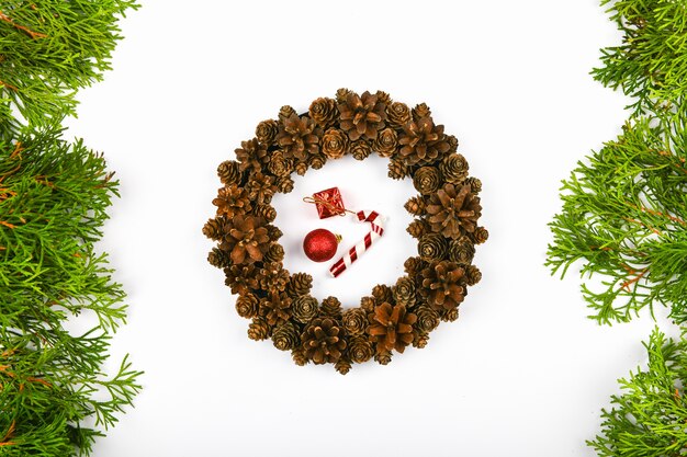 Couronne de cônes à la main isolé sur blanc