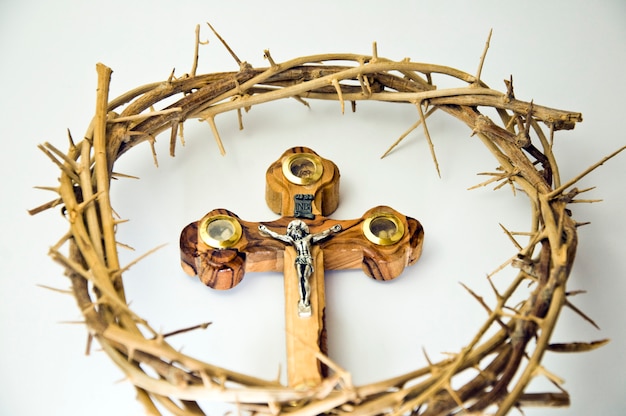 Couronne et croix en bois