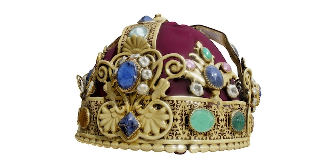 Une couronne croyal avec un tissu de velours rouge et un anneau d'or
