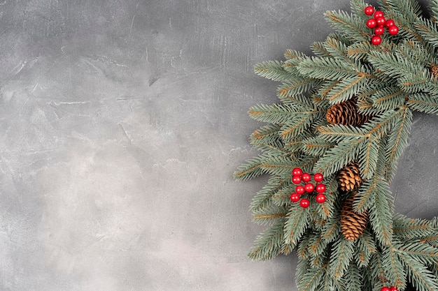 Couronne décorative de Noël sur mur de béton gris avec espace de copie pour la vue de dessus du texte Décor de Noël