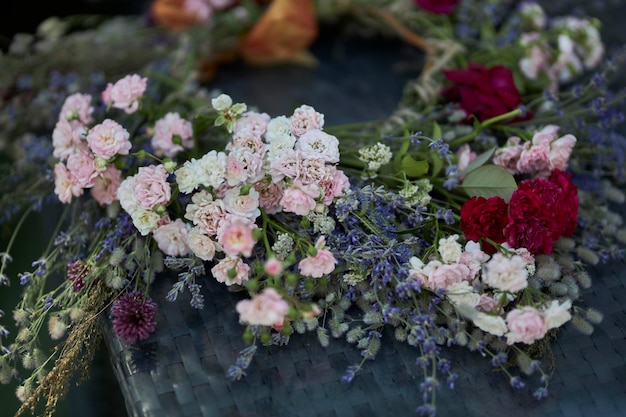 couronne de délicate variété de fleurs sauvages gros plan