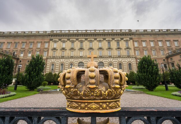 Couronne devant le Palais Royal de Stockholm