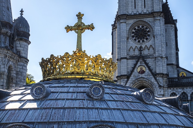 Photo la couronne dorée et croisée à lourdes