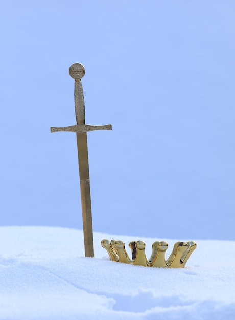 couronne et épée dans la neige