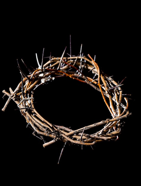 Photo couronne d'épines dans le noir. le concept de la semaine sainte, de la souffrance et de la crucifixion de jésus.