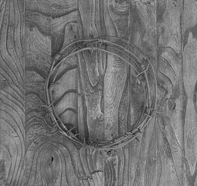 Photo couronne d'épines et maillet en bois