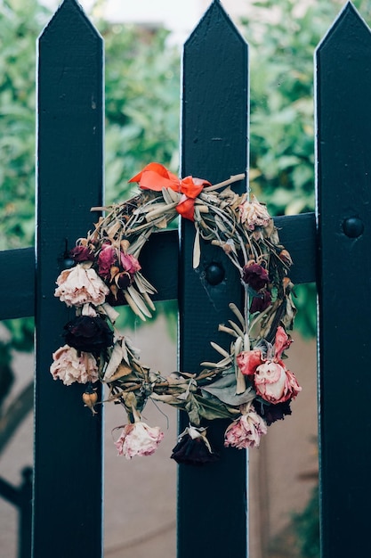 Photo une couronne de fleurs accrochée à la porte