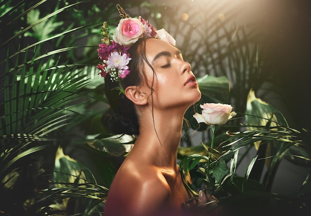 Couronne de fleurs et femme en studio pour la beauté des soins de la peau et se détendre zen et cosmétiques dans la jungle Peau rose et fille mexicaine modèle traitement dorloter et bio naturel et produit dans la nature esthétique