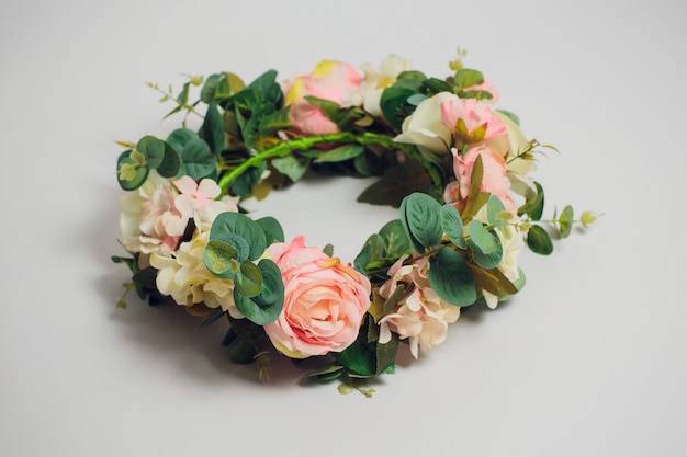 Couronne de fleurs de mariage sur fond blanc