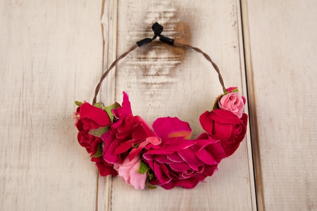 Une couronne de fleurs réalisée à partir d'un bandeau de fleurs