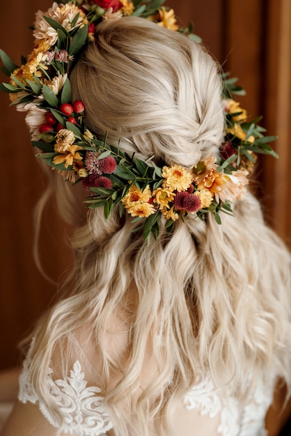 Couronne de fleurs séchées sur la tête d'une mariée aux cheveux blancs