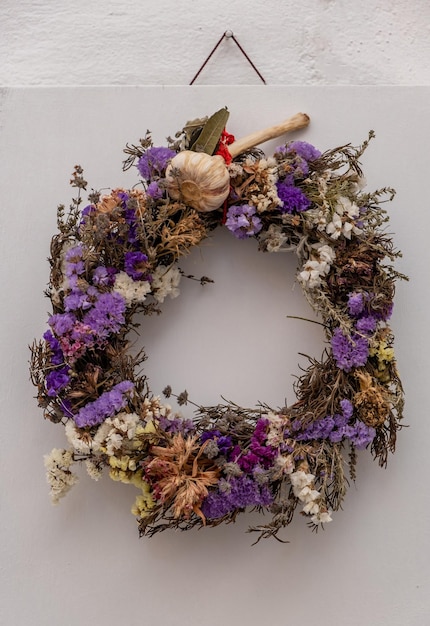 Photo couronne de fleurs sèches accroché sur tableau blanc à l'île de paros naoussa village vertical cyclades grèce