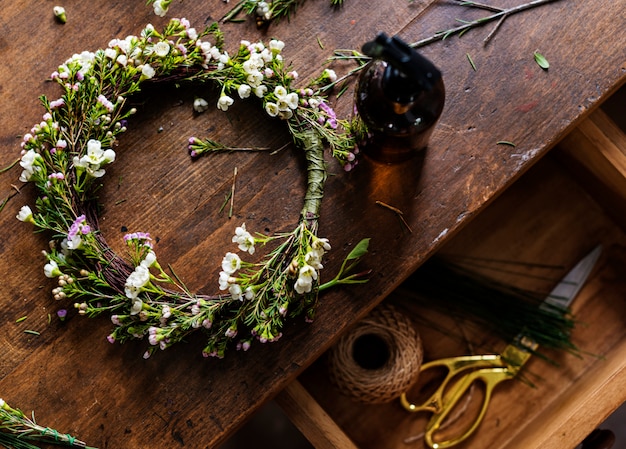 Couronne florale sur une table et un tiroir en bois