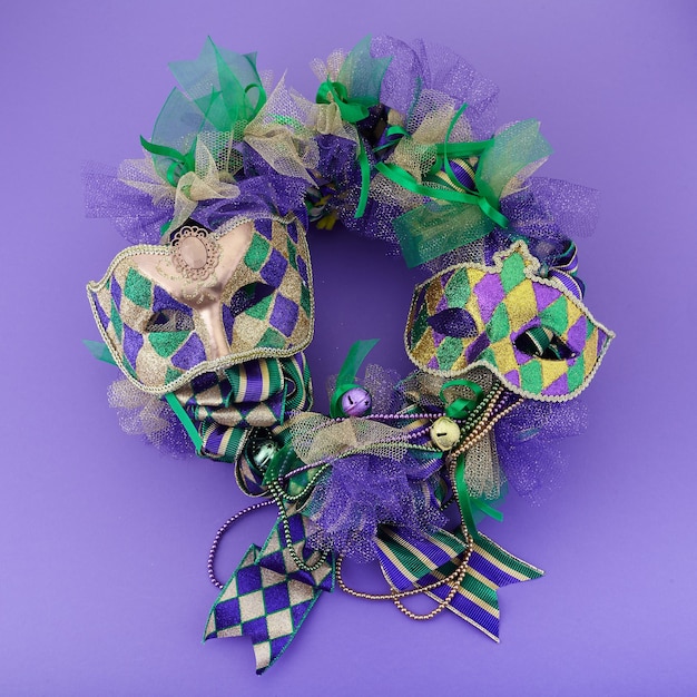 Couronne de mardi gras sur fond violet avec masque de mardi gras. Vue de dessus