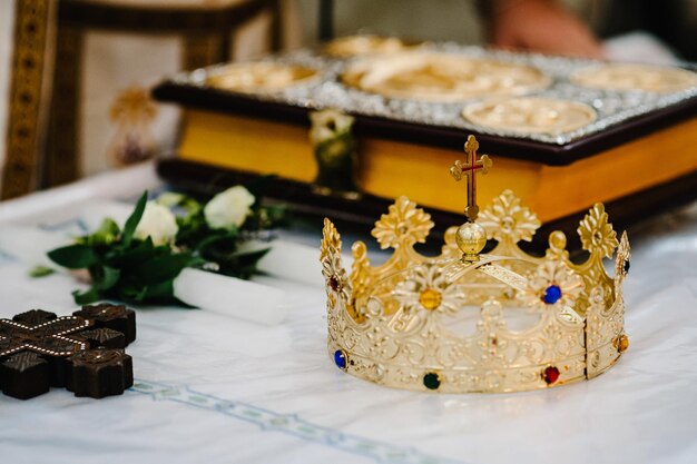 Couronne de mariage et bible Couronne de mariage à l'église prête pour la cérémonie de mariage close up Divine Liturgie