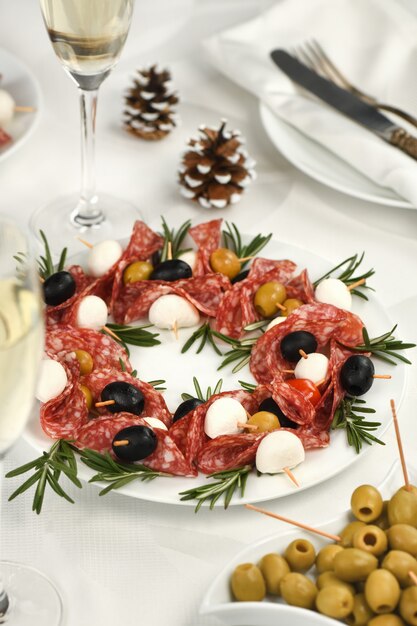 Couronne de Noël - antipasti. Canapés de salami aux olives, mini mozzarella.