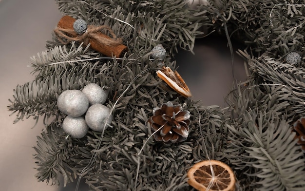 Couronne de Noël aux couleurs bleu gris avec de l'or faite à la main à partir d'épicéa naturel à la master class