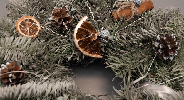 Couronne de Noël aux couleurs bleu gris avec de l'or faite à la main à partir d'épicéa naturel à la master class