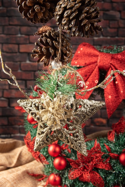 Couronne de Noël, belle couronne de Noël sur une table avec fond rustique, mise au point sélective.