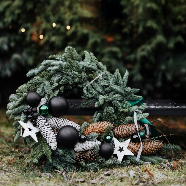 Couronne de Noël blanc noir vert dans l'arrière-cour