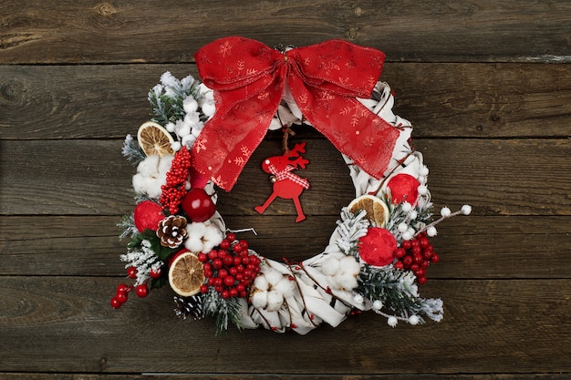 Couronne de Noël sur bois tablr