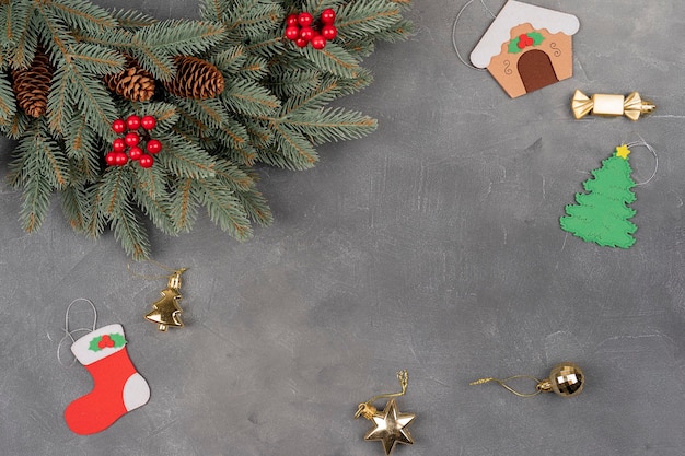 Couronne de Noël avec des bonbons et des boules de couleur dorée utiles comme arrière-plan de Noël